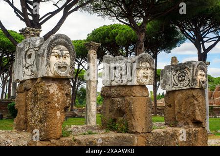 Antike Theatersteinmasken im römischen Theater im Archäologischen Park von Ostia antica, Rom, Italien Stockfoto