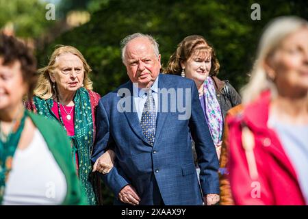 Außenaufnahme von John Sergeant bei einer Gartenparty in Arundells, Salisbury. Stockfoto