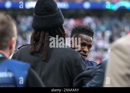 Jay-Z umarmt Vinicius Junior (Real Madrid) vor dem UEFA Champions League-Finale zwischen Borussia Dortmund und Real Madrid am Samstag, den 1. Juni 2024, im Wembley Stadium in London. (Foto: Pat Isaacs | MI News) Credit: MI News & Sport /Alamy Live News Stockfoto