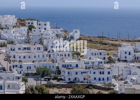 IOS, Griechenland - 4. Mai 2024 : Blick auf verschiedene weiß getünchte Hotels, Wohnhäuser und die Ägäis im Hintergrund in iOS Griechenland Stockfoto