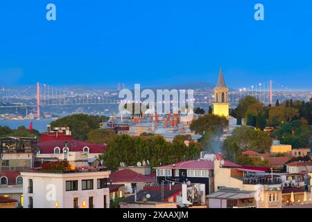Blick auf die Dächer und die Bosporusbrücke bei Sonnenuntergang, Istanbul, Türkei, Europa Stockfoto