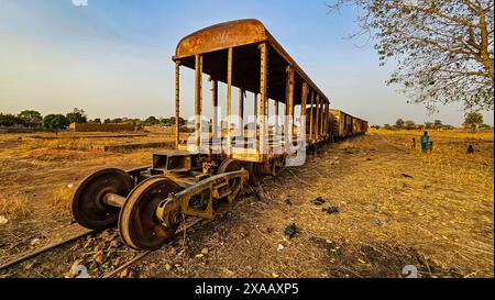 Alte, rostige Eisenbahnwaggons und Fahrzeuge, Wau, Western Bahr el Ghazal, Südsudan, Afrika Stockfoto