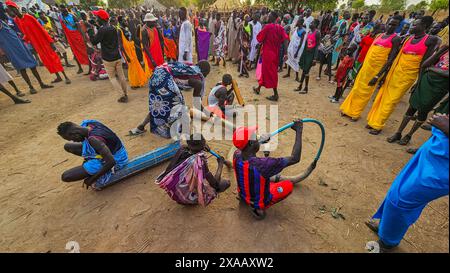 Musiker mit Kuhhorn bei einer traditionellen Dinka-Hochzeit in Bor, Zentralregion, Südsudan, Afrika Stockfoto