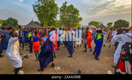 Einheimische tanzen bei einer traditionellen Dinka-Hochzeit, Bor, Zentralregion, Südsudan, Afrika Stockfoto