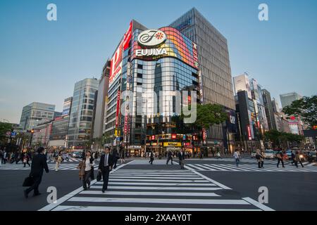 Sie überqueren vor den modernen Einkaufszentren in Ginza, Tokio, Honshu, Japan, Asien Stockfoto