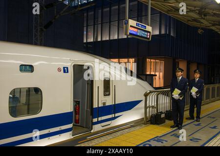 Zugpersonal des Shinkanzen-Hochgeschwindigkeitszuges wartet am Bahnhof, Tokio, Honshu, Japan, Asien Stockfoto