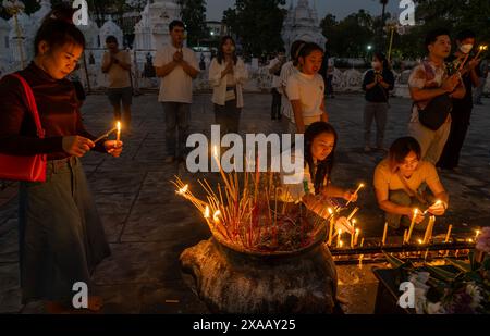 Einheimische feiern das Magha Puja Vollmondfestival im Tempel Wat Suan Dok Lanna in Chiang Mai, Thailand, Südostasien, Asien Stockfoto