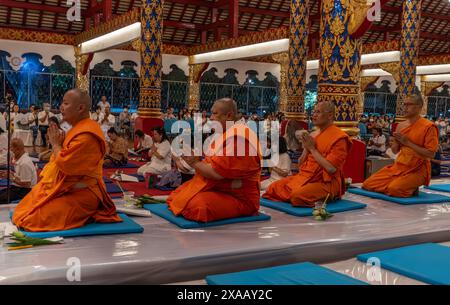 Einheimische und buddhistische Mönche feiern das Magha Puja Vollmondfestival im Tempel Wat Suan Dok Lanna in Chiang Mai, Thailand, Südostasien Stockfoto