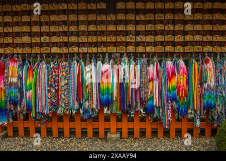 Bunte Gebetsbänder an den endlosen Roten Toren von Kyoto Fushimi Inari, Kyoto, Honshu, Japan und Asien Stockfoto