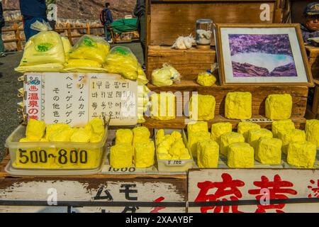 Schwefel zum Verkauf am Kraterrand des Mount Naka, einem aktiven Vulkan, Mount Aso, Kyushu, Japan, Asien Stockfoto