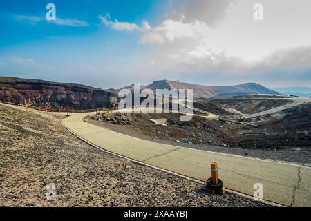 Kraterrand Pfad auf dem Berg Naka, einem aktiven Vulkan, Mount Aso, Kyushu, Japan, Asien Stockfoto