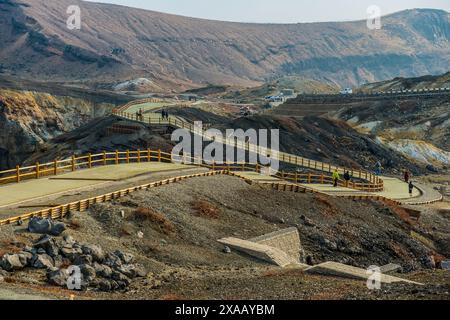 Kraterrand Pfad auf dem Berg Naka, einem aktiven Vulkan, Mount Aso, Kyushu, Japan, Asien Stockfoto