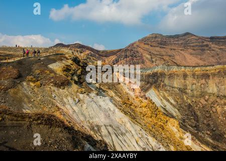 Kraterrand auf Mount Naka aktiven Vulkan, Mount Aso, Kyushu, Japan, Asien Stockfoto