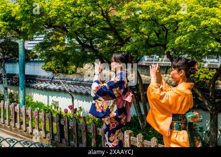 Traditionell gekleidete Frauen in Dejima, einer von Männern geschaffenen Insel im Hafen von Nagasaki, Kyushu, Japan, Asien Stockfoto