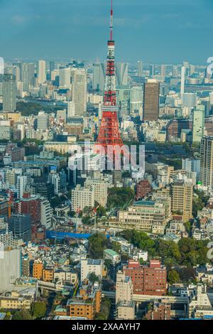 Blick über Tokio mit dem Tokyo Tower, vom Mori Tower, Roppongi Hills, Tokio, Honshu, Japan, Asien Stockfoto