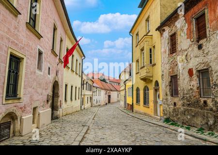 Historische flache Gebäude mit traditioneller Architektur rund um eine Kopfsteinpflasterstraße in der Altstadt von Bratislava, Slowakei, Europa Stockfoto