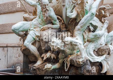 Die Macht zur See mit Marmorfiguren, die ein Schiff umkreisen, das von Rudolf Weyr 1897 in Hofburg, Wien, Österreich, Europa geschaffen wurde Stockfoto