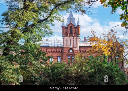 Niedriger Winkel des traditionellen Gebäudes des städtischen Hauptquartiers der staatlichen Feuerwehr umgeben von Bäumen, Krakau, Polen, Europa Stockfoto