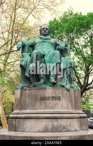 Bronze-Goethe-Statue von Edmund Helmer auf der Goethegasse in Wien, Österreich, Europa Stockfoto