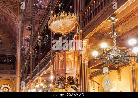 Flacher Innenblick auf die beleuchtete Dohany Street Synagoge (Dohany utcai Zsinagoga) mit dem jüdischen Stern Davids-Symbol, Budapest, Ungarn Stockfoto