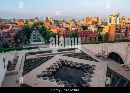 Der Blick auf den Berg Ararat vom Kaskadenkomplex in Jerewan, Armenien (Hayastan), Kaukasus, Zentralasien, Asien Stockfoto