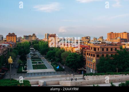 Der Blick vom Kaskadenkomplex auf den Ararat und Jerewan, Armenien (Hayastan), Kaukasus, Zentralasien, Asien Stockfoto