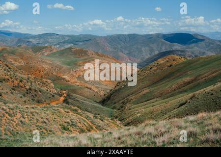 Wandern in Vayots Dzor, bekannt für seine roten Berge, Armenien (Hayastan), Kaukasus, Zentralasien, Asien Stockfoto