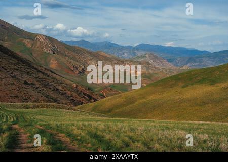 Wandern in Vayots Dzor, bekannt für seine roten Berge, Armenien (Hayastan), Kaukasus, Zentralasien, Asien Stockfoto