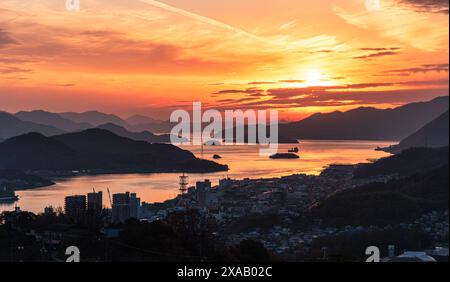 Sonnenuntergang über der Skyline von Onomichi mit dem japanischen Binnenmeer, mit vielen Buchten, Onomichi, Honshu, Japan, Asien Stockfoto