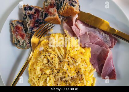 Rührei, Schinken, Heidelbeermuffin und Cheddar-Käse Stockfoto