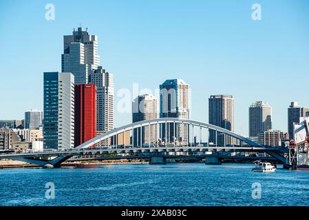 Bogenbrücken über dem Sumida-Fluss und blauer Himmel mit Wolkenkratzern von Kiba im Hintergrund, Tokio, Honshu, Japan, Asien Stockfoto