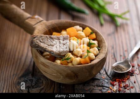 Zentralasiatische Küche, Nohatschurak-Suppe mit Kichererbsen, Gemüse und Gewürzen, usbekische und zentralasiatische Küche Konzept, Seitenansicht, Taschkent, Usbekistan Stockfoto