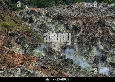 Dampfendes vulkanisches Fumarole-Feld in Bukit Kasih, einem Touristenpark mit einem Weltfriedensturm, Bukit Kasih, Minahasa Stockfoto