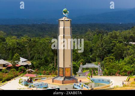 Der Weltfriedenturm und der dunkle stürmische Himmel in diesem Touristenpark und vulkanischen Fumarole Feld, Bukit Kasih Stockfoto