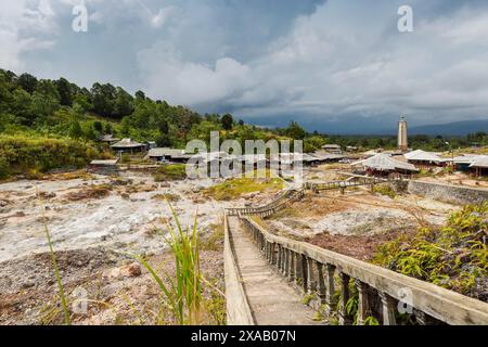 Das dampfende vulkanische Fumarole-Feld, Geschäfte und Cafés in Bukit Kasih, einem Touristenpark mit Friedensturm und Gotteshäusern, Bukit Kasih Stockfoto