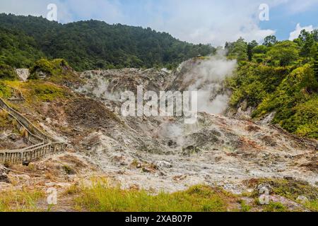 Dampfendes vulkanisches Fumarole-Feld in Bukit Kasih, einem Touristenpark mit einem Weltfriedensturm, Bukit Kasih, Minahasa Stockfoto