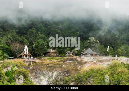 In Bukit Kasih, einem vulkanischen Touristenpark mit einem Weltfriedensturm, Bukit Kasih, Minahasa Asia, können Sie Häuser von fünf großen Religionen verehren Stockfoto