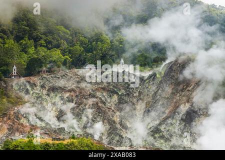 Dampfendes Fumarole-Feld in Bukit Kasih, einem Touristenpark mit einem Weltfriedensturm und Gotteshäusern von fünf großen Religionen, Bukit Kasih Stockfoto