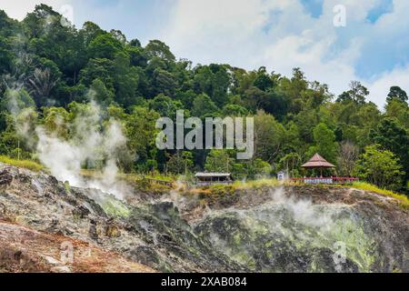 Dampfendes vulkanisches Fumarole-Feld in Bukit Kasih, einem Touristenpark mit einem Weltfriedensturm, Bukit Kasih, Minahasa Stockfoto