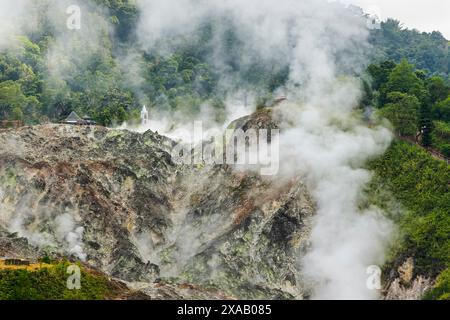 Dampfendes Fumarole-Feld in Bukit Kasih, einem Touristenpark mit einem Weltfriedensturm und Gotteshäusern von fünf großen Religionen, Bukit Kasih Stockfoto