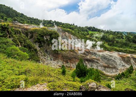 Dampfendes vulkanisches Fumarole-Feld in Bukit Kasih, einem Touristenpark mit einem Weltfriedensturm, Bukit Kasih, Minahasa Stockfoto