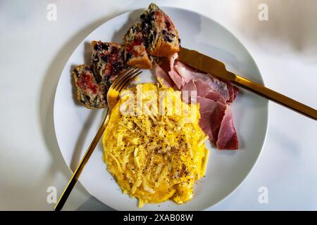 Rührei, Schinken, Heidelbeermuffin und Cheddar-Käse Stockfoto