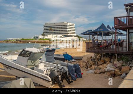 Blick auf Hotel und Strandbar am Central Beach in Plettenberg Bay, Plettenberg, Garden Route, Western Cape Province, Südafrika, Afrika Stockfoto