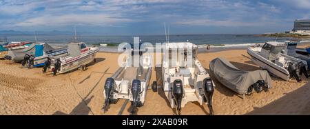 Blick auf die Boote am Central Beach in Plettenberg Bay, Plettenberg, Garden Route, Western Cape Province, Südafrika, Afrika Stockfoto
