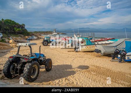 Blick auf die Boote am Central Beach in Plettenberg Bay, Plettenberg, Garden Route, Western Cape Province, Südafrika, Afrika Stockfoto