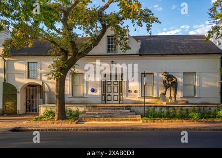 Blick auf weiß getünchte Architektur, Stellenbosch Central, Stellenbosch, Westkap, Südafrika, Afrika Stockfoto