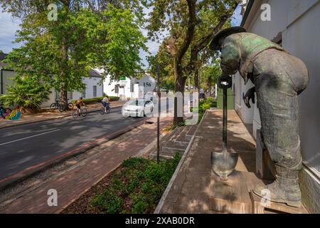 Blick auf Old Mac Statue und Radfahrer auf der Straße, Stellenbosch Central, Stellenbosch, Westkap, Südafrika, Afrika Stockfoto