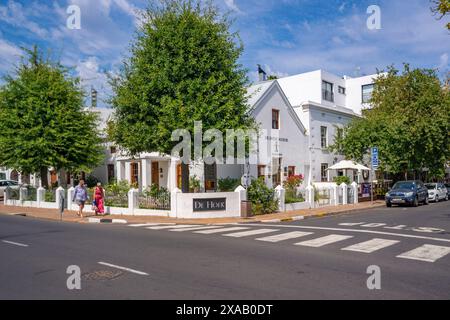 Blick auf weiß getünchte Gebäude, Stellenbosch Central, Stellenbosch, Westkap, Südafrika, Afrika Stockfoto