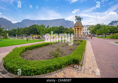 Blick auf das Delville Wood Memorial im Garten des Unternehmens und den Tafelberg im Hintergrund, Kapstadt, Westkap, Südafrika, Afrika Stockfoto