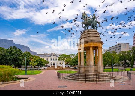 Blick auf das Delville Wood Memorial im Garten des Unternehmens und den Tafelberg im Hintergrund, Kapstadt, Westkap, Südafrika, Afrika Stockfoto